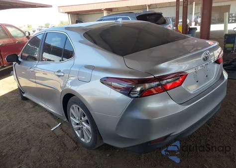 2021 Toyota Camry Le z USA, uszkodzony, nr VIN 4T1C11AK5MU564057